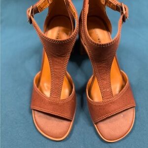 ✨ Lucky Brand T-Strap Heeled Sandals – Tan Leather • 8M 👡